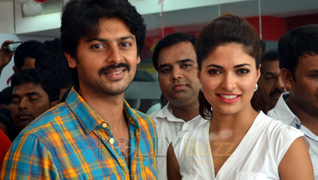 Srikanth-Parvathy-Omanakuttan-at-gym-launch